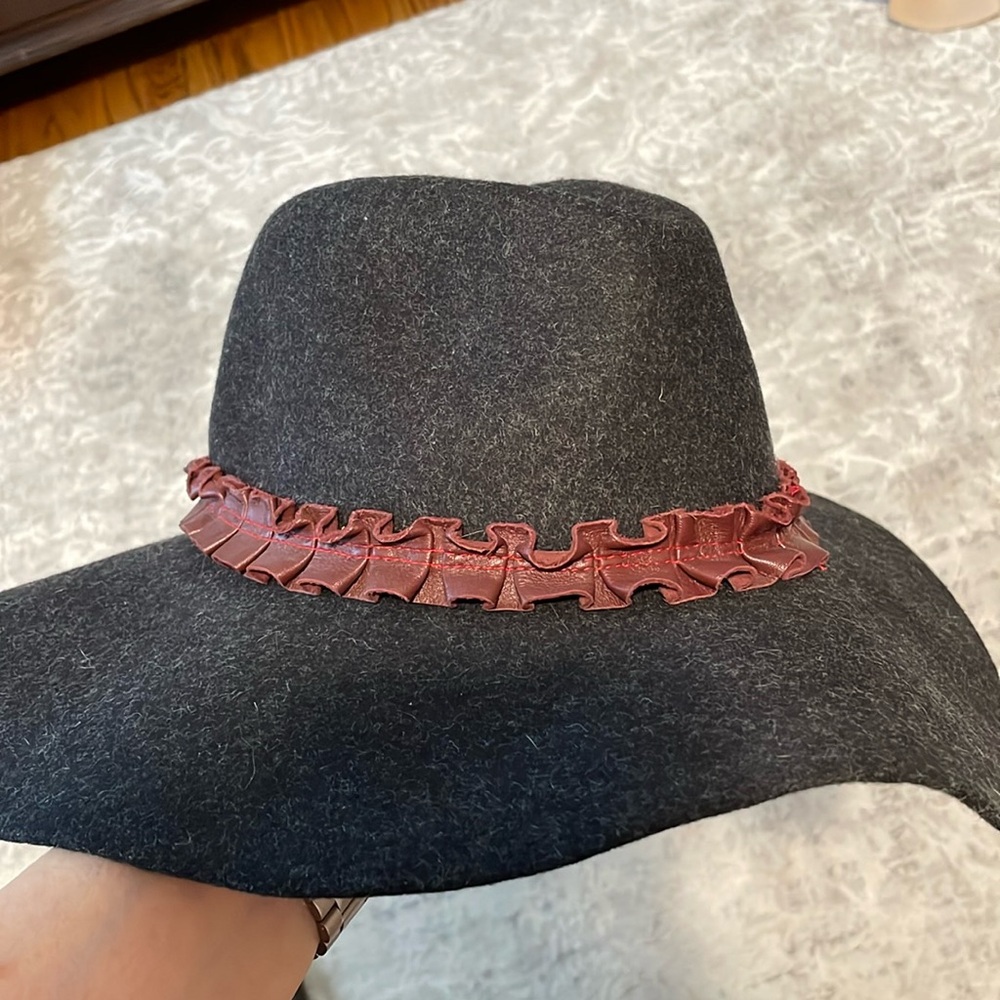 Wide rim wool hat